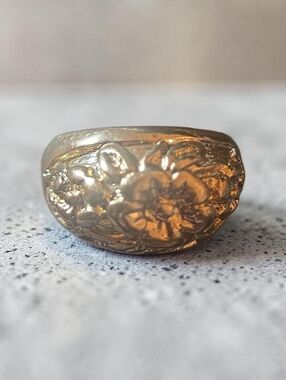NWOT  SIZE 11 Gold Floral Signet Ring
